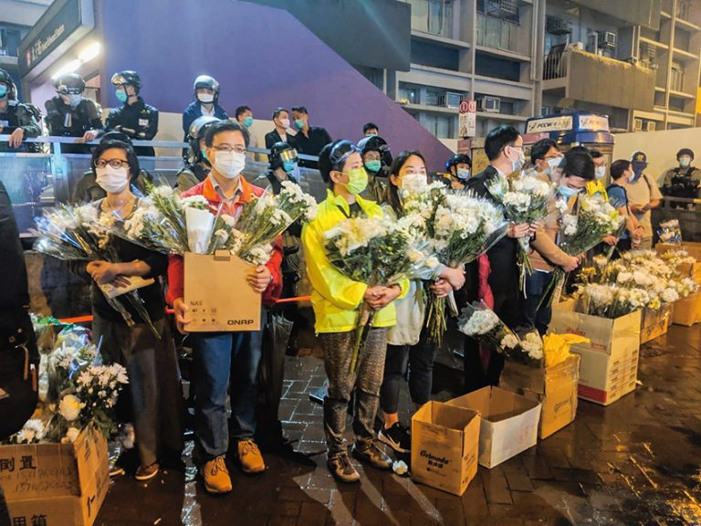太子站外有市民獻花，悼念「831死難者」。