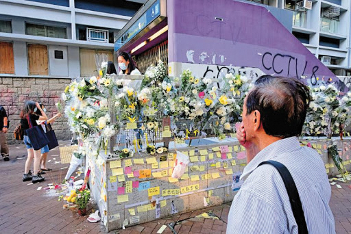 每月最後一天，都有市民到港鐵太子站外舉行集會獻花。