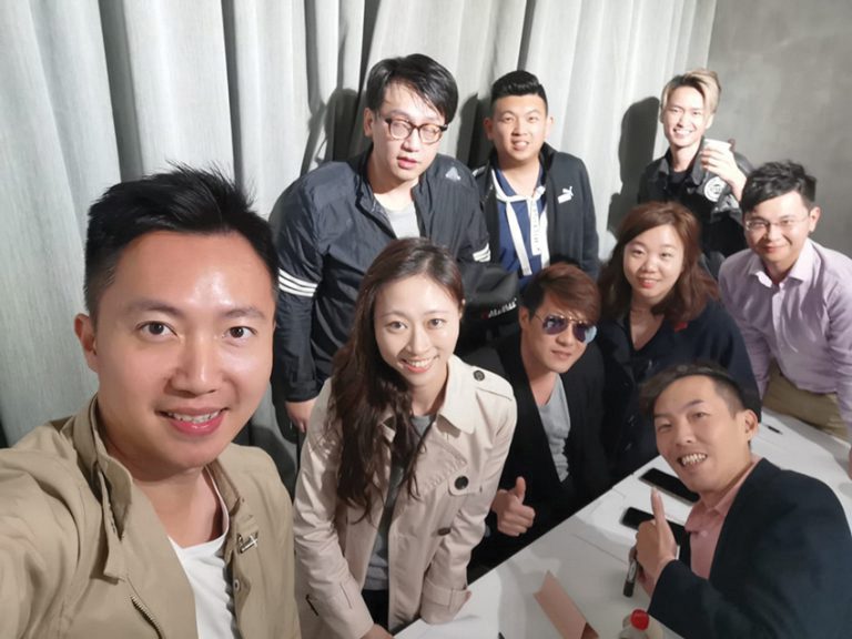 為了讓建制派做好網上輿論工作，李梓敬與一群志同道合的年輕人，組建了KOL100。