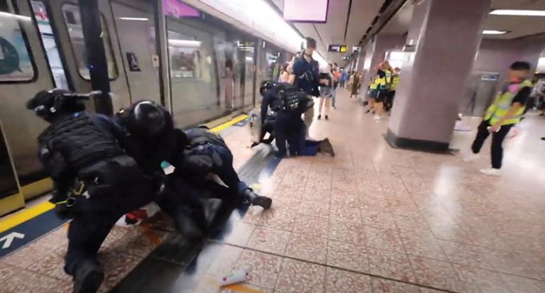警員進入港鐵太子站月台拘捕示威者。