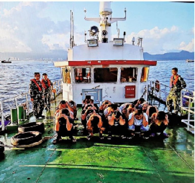廣東海警局不時在行動中截獲偷渡客及蛇頭。