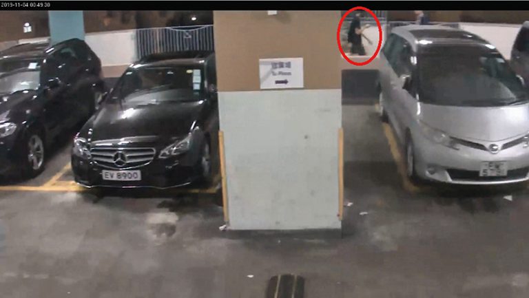 領展公開尚德停車場CCTV，
顯示周梓樂墮樓前一刻，並
無警察在旁。