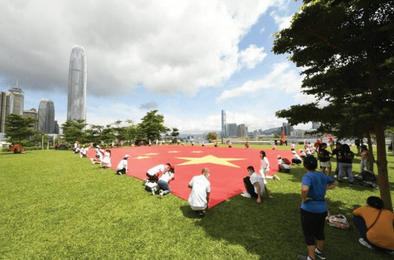 展國旗活動還延伸到香港的市區中心，聲勢浩大。