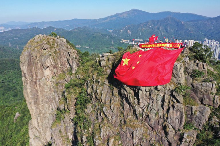 2019年10月在黑暴最猖狂的時候，宋晞綸等愛國人士將國旗展示在獅子山上。