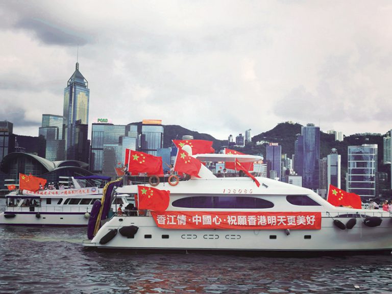 在去年的國慶節，宋晞綸成功策劃了在維港展國旗活動。