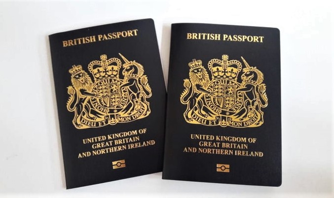 由去年開始，英國因應脫歐已將護照改為深藍色。