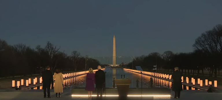 拜登與候任副總統賀錦麗到林肯紀念碑，出席悼念新冠肺炎死者的儀式。（影片截圖）