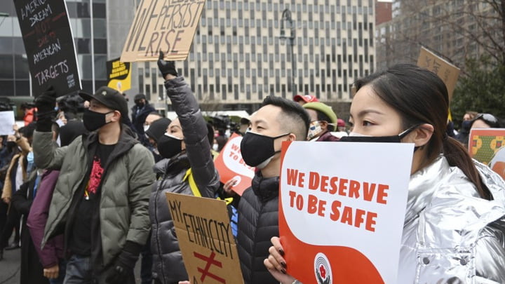 在紐約曼哈頓唐人街，有華人及亞裔集會抗議種族歧視。