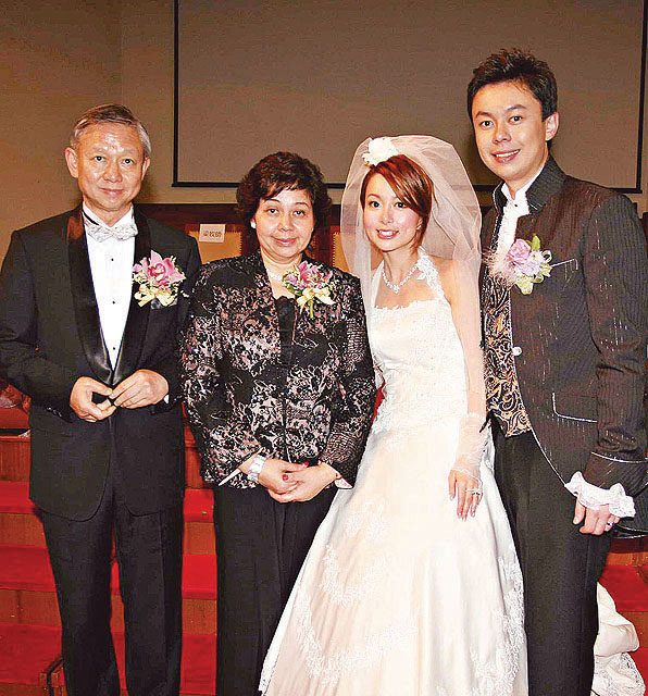李霖恩是前保安局局長李少光（左一）兒子，他於○八年與女友方燕凌結婚。