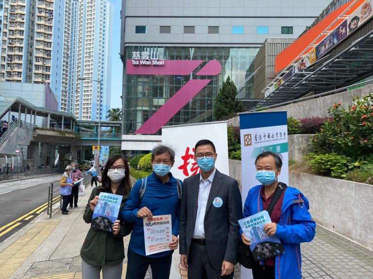 楊潤雄（右二）慈雲山的街站，簽名支持全國人大的決定。