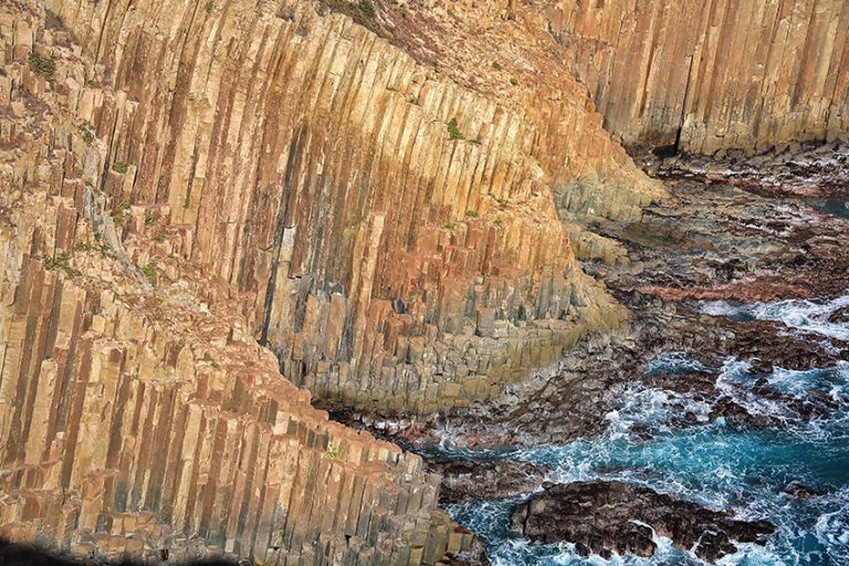 萬柱海岸是個多層六角岩柱組成的海岸彎角，用100mm或以上焦距拍攝，能壓縮出不錯的畫面。