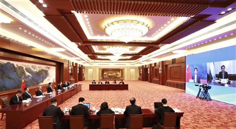 栗戰書以視頻方式同烏茲別克斯坦最高會議參議院主席納爾巴耶娃舉行會談。