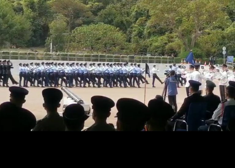 五大紀律部隊今日在香港警察學院舉行的中式隊列培訓班結業典禮。（影片截圖）
