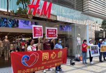 撐新疆棉團體到H&M門市集會抗議　促就涉疆言論道歉
