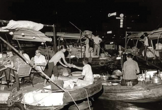 上世紀七十年代，銅鑼灣避風塘的流動食肆。