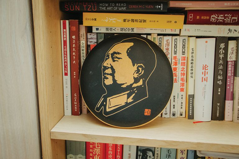 喜歡毛澤東的他，在客廳書架上擺放着大大個毛澤東頭像。