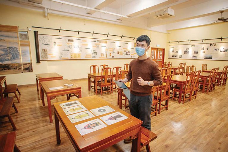 創知中學任教生活與社會科與國史科的張偉光老師介紹「中華文化館」。