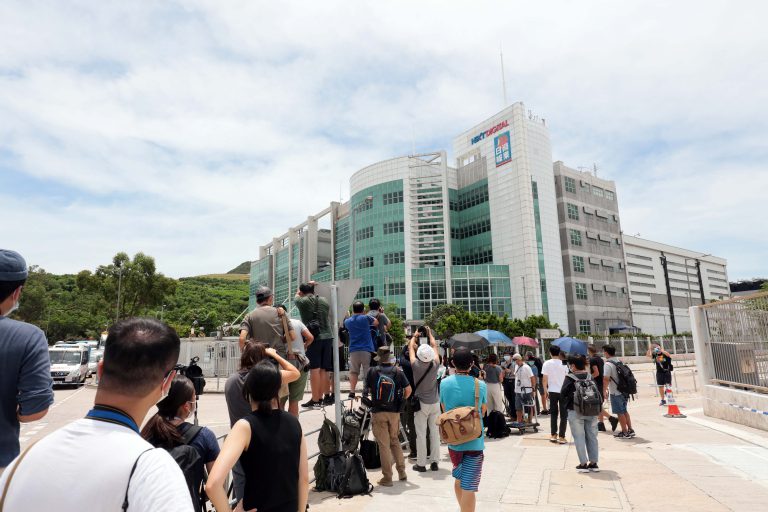 警方進入壹傳媒大樓搜查，多間傳媒在外拍攝。（中通社）
