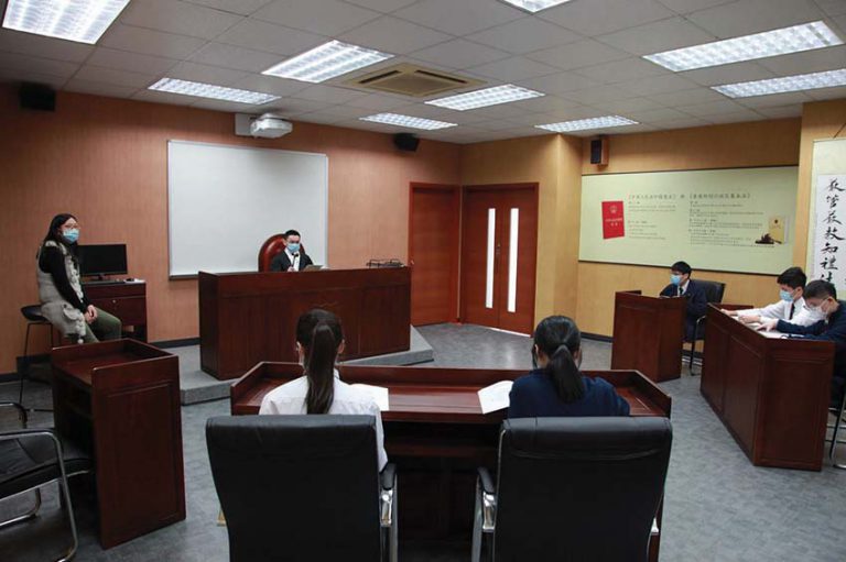 同學扮演法官、律師等，在「憲法教室」討論法律問題。
