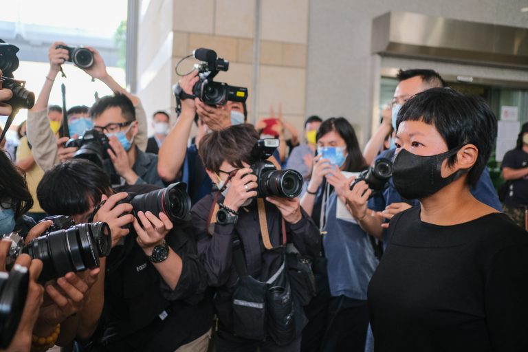香港電台《鏗鏘集》時任女編導蔡玉玲（右）查冊時被指作虛假陳述曾被裁定罪成，終院裁定她上訴得直。