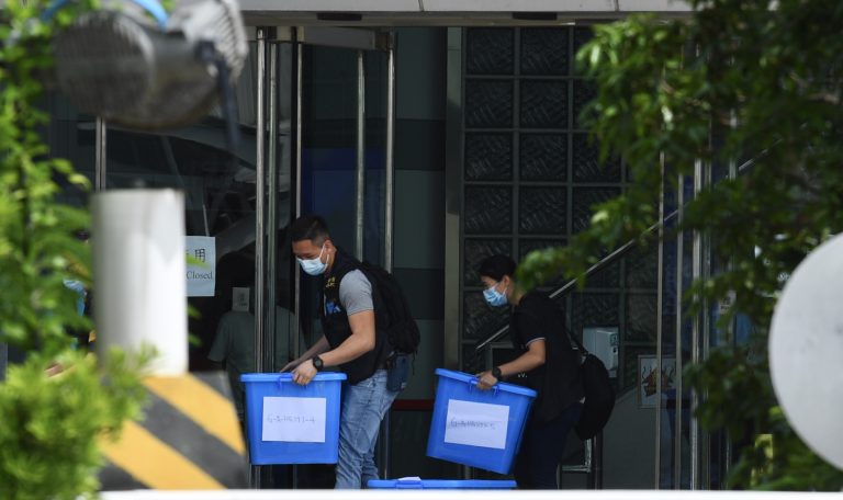 警方從壹傳媒大樓帶走多箱證物。（中通社）