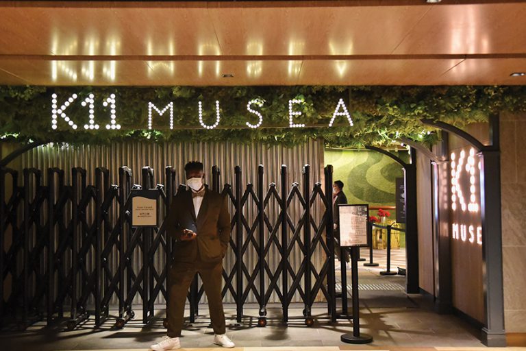 K11 Musea內的「名潮食館」 早前爆發群組感染，其後專家 袁國勇指是換氣量不足所致。

