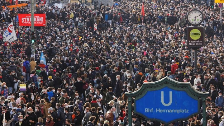 德國柏林大批民眾於5.1勞動節上街示威。