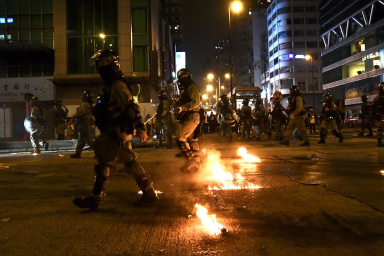 2019年反修例示威中有示威者投擲汽油彈。(中通社圖片)
