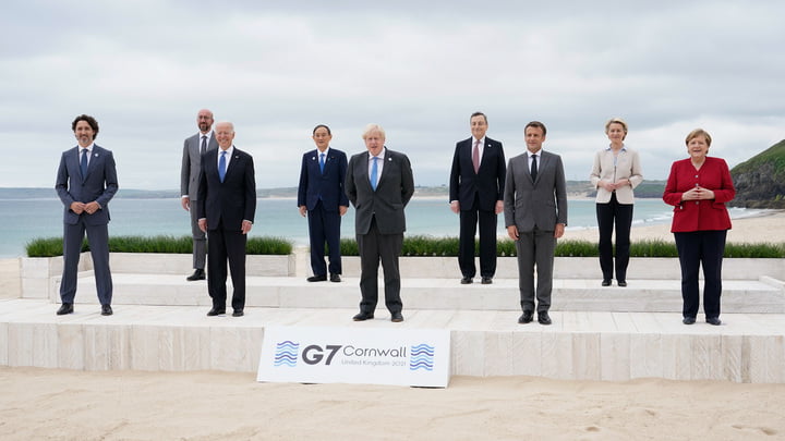 七大工業國領導人，在峰會召開前於泳灘合照留念。