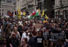 【新型肺炎】英國新增1.8萬宗確診個案　數千人倫敦遊行反對防疫封鎖措施