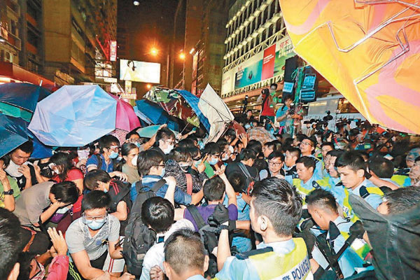 近年香港受不同政治風波影響，社會撕裂。