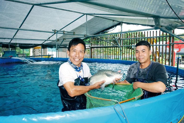 Gary（左）經營全港唯一 一個人工養殖「忘不 了」魚場。

