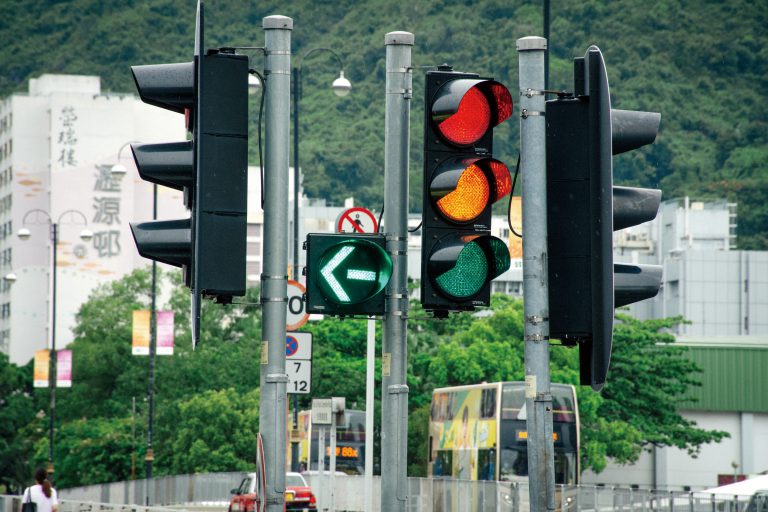 大涌橋路的「孭仔燈」燈罩微調至向斜右上方， 擬減少不相關行車線的司機看錯燈。

