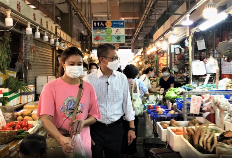 陳茂波又與劏房戶到街市買菜，了解他們的生活困境。