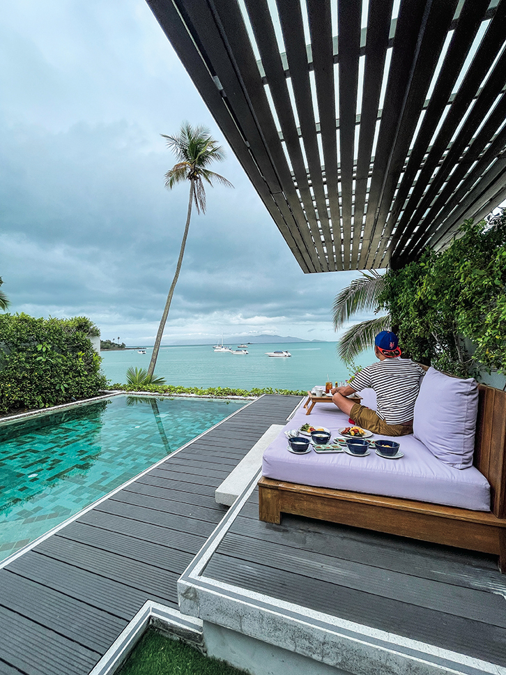 Celes Resorts的客房，望着大海在池畔享餐超歎！