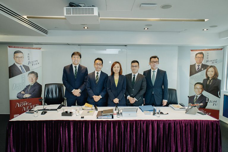 （右起）岑君毅與袁凱英、黃巧欣、傅嘉綿、陳國豪組成五人名單宣布參選。