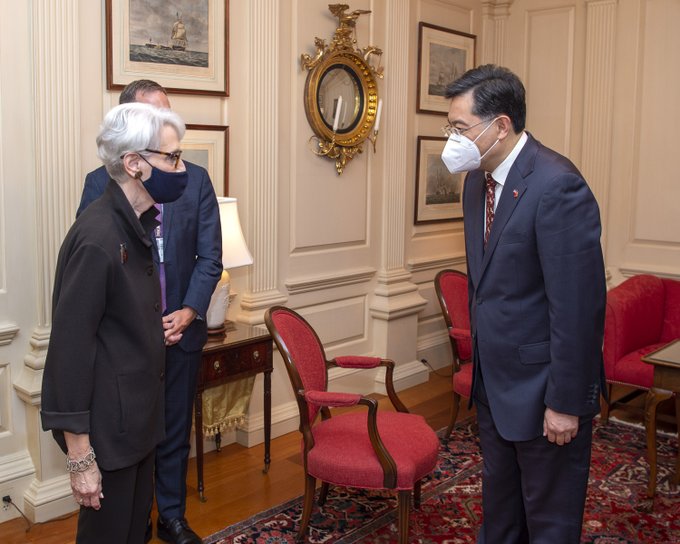 中國駐美國大使秦剛（右）昨與美國常務副國務卿舍曼會面。（中國駐美大使館網頁）