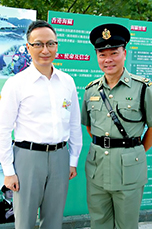 陳爸陳志光（右）在海關工作超過30 年，左為前海關關長張雲正。 