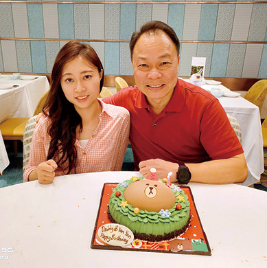 爸爸陳志光（右）希望女兒對社會作出貢獻。
