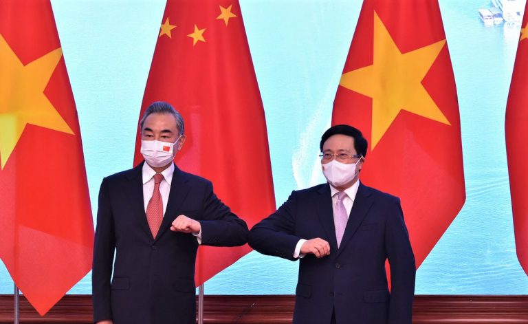 王毅（左）與越南常務副總理范平明，共同主持雙邊合作指導委員會會議。