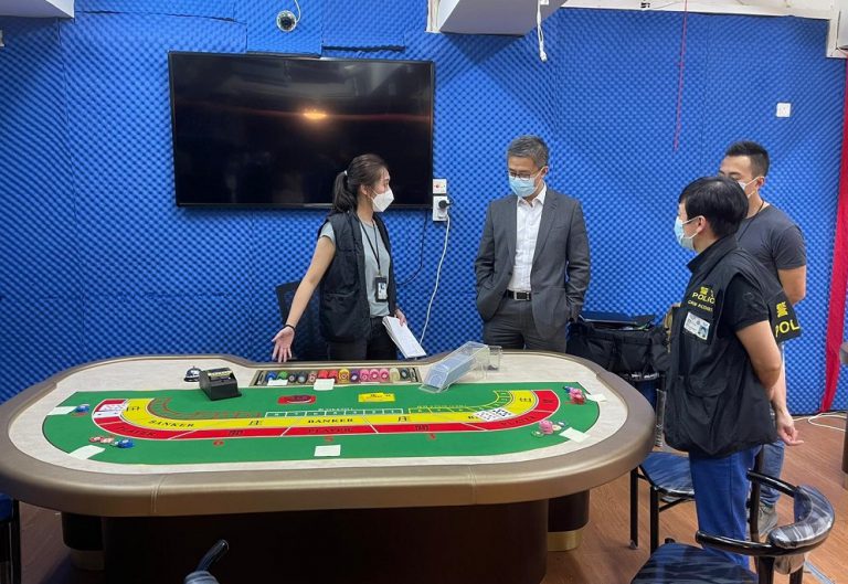 警員向蕭澤頤講述搜查非法賭場的經過。