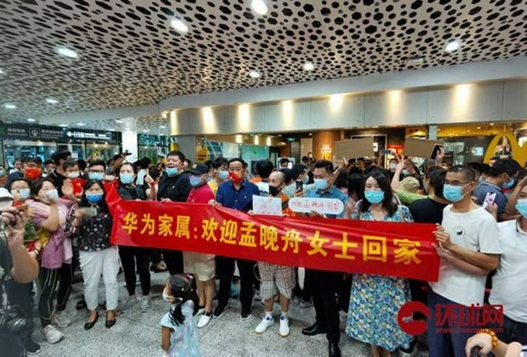下午開始，深圳機場已聚集大批群眾等待迎接盈晚舟回國。