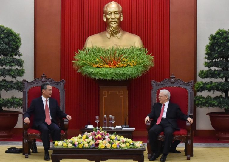 外長王毅與越共中央總書記阮富仲（右）會晤。