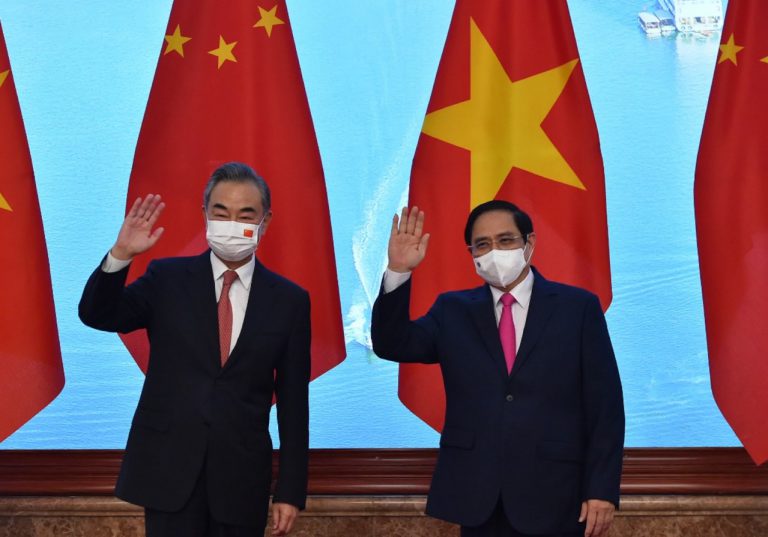 王毅在與越南總理範明政（右）會談時，強調中越雙方共同維護南海和平穩定。 