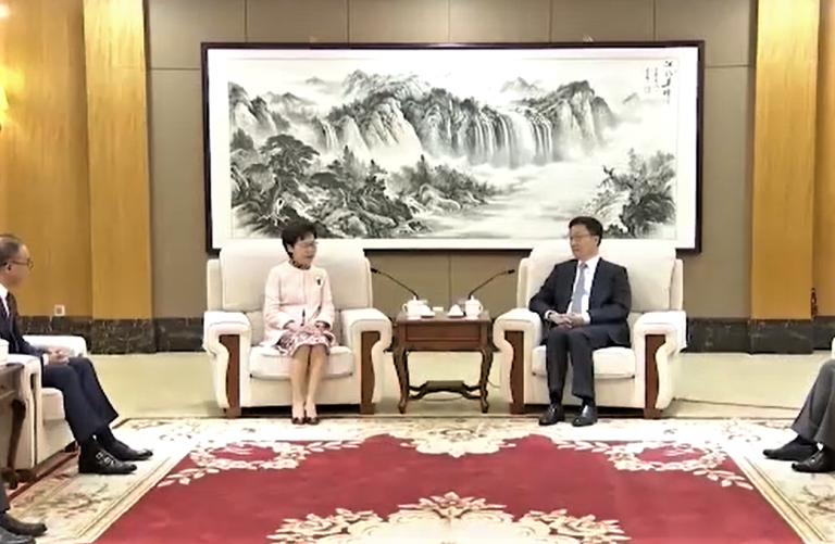 韓正(右)表示，中央希望特區政府貫徹「愛國者治港」原則，依法組織好未來三場選舉。
