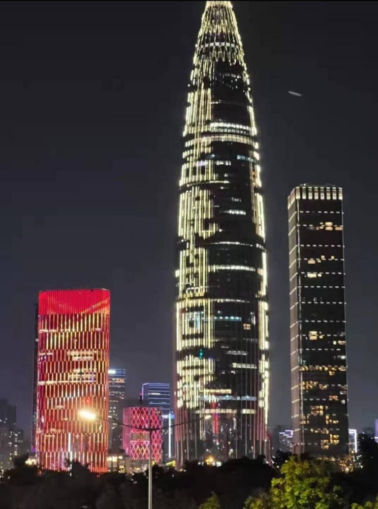 深圳的摩天大樓打出歡迎孟晚舟回國的巨型燈牌。
