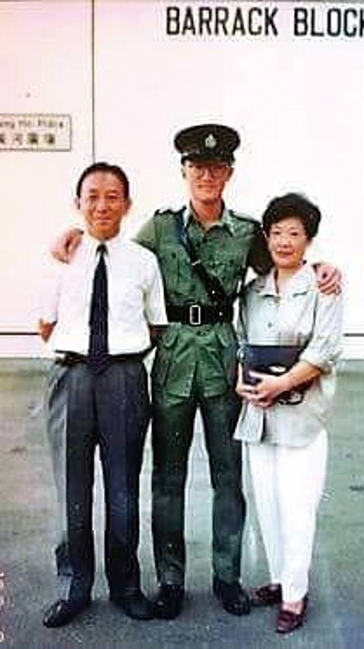 蕭澤頤出身於警察世家，他父親蕭漢澄（左）曾任職警長。