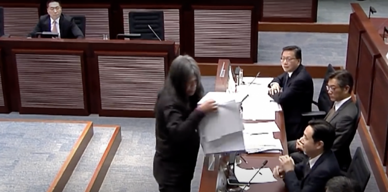 梁國雄2016年在立法會搶前發展局副局長馬紹祥桌上的文件，被控藐視罪。