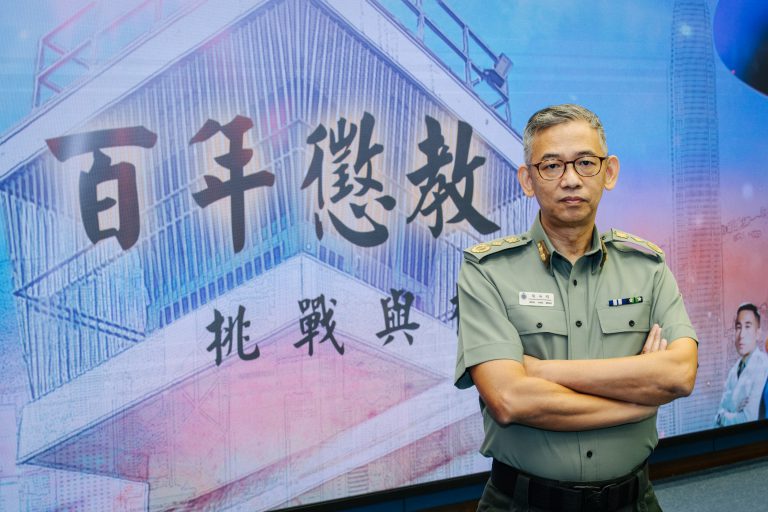 胡英明現年56歲，2018年接替林國良出任懲教署署長一職。