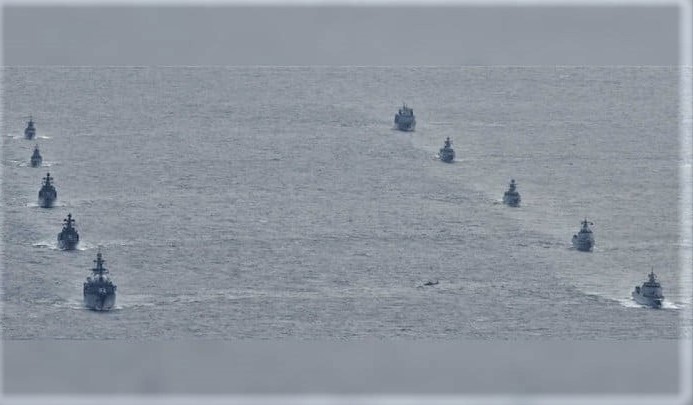 中俄海軍舉行的首次海上聯合巡航圓滿結束，兩國艦艇編隊在東海東部海域舉行分航儀式。